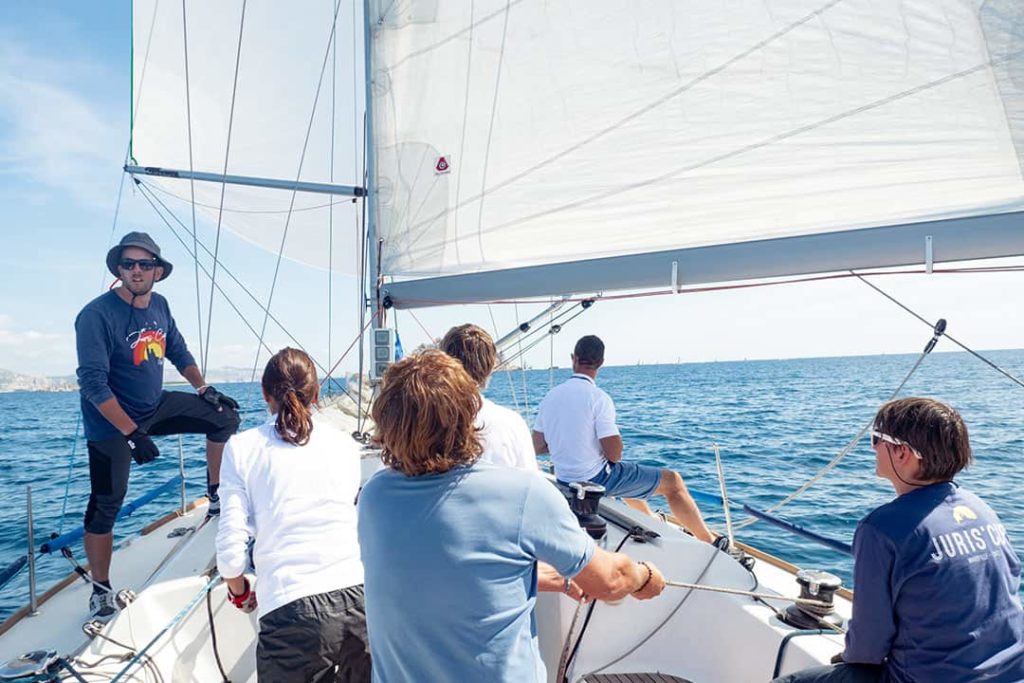 Catamaran au mouillage lors d'un stage